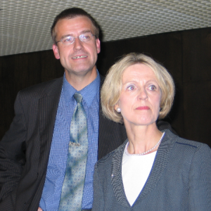 Wilfried Klein und OB Bärbel Dieckmann stellen sich nach der Wahl der Presse
