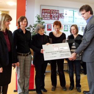 Sybille Clement, Rektorin Jahnschule, Anja van Aken, OGS-Leitung, Barbara Ingenkamp, stellv. Vorsitzende der AWO Bonn/Rhein-Sieg, Britta Busch, Gesch.führerin Verein Betreute Schulen AWO Bonn/Rhein-Sieg, Gieslint Grenz; Wilfried Klein