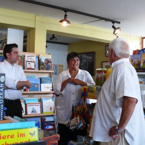 Ernesto Harder, Gisela Schruff vom 'Kleinen Laden' und Helmut Kollig