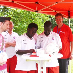 Wilfried Klein, Vorsitzender der SPD-Fraktion im Rat der Stadt Bonn, mit BSC-Spielern